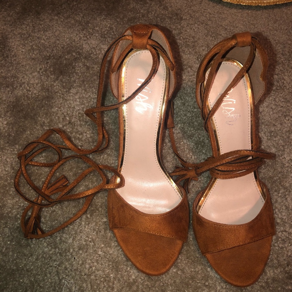 Tie up heel sandal